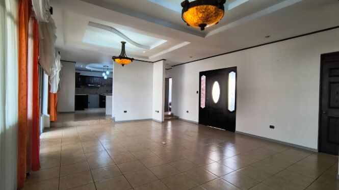 VENTA DE CASA l MERCEDES, HEREDIA l PRECIO NEGOCIABLE. in Mercedes, Heredia — $329,000 - Photo 2 of 84