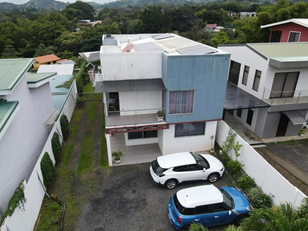 Casa en venta en Atenas, con piscina, terraza, vistas, dos niveles in Mercedes, Atenas, Alajuela — $282,000