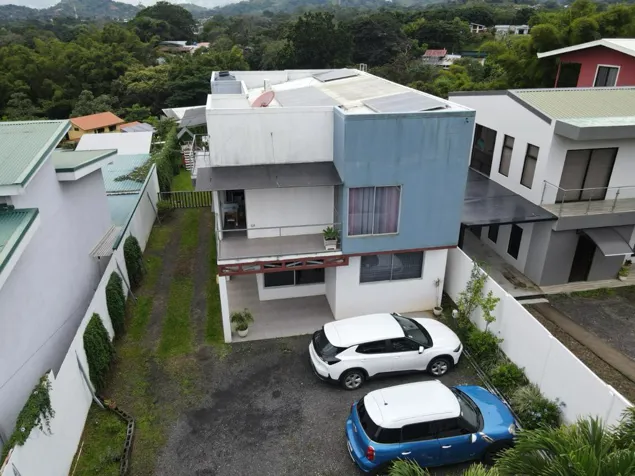 Casa en venta en Atenas, con piscina, terraza, vistas, dos niveles in Mercedes, Atenas, Alajuela — $282,000