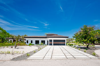 Elegant Golfside Retreat in Hacienda Pinilla in Tamarindo, Santa Cruz, Guanacaste — $2,250,000 - Photo 4 of 44