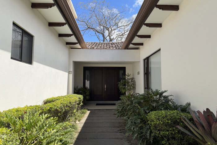 Venta de lujosa casa de un piso en Lindora, Santa Ana en Pozos, Santa Ana, San José — $625,000 - Foto 3 de 43