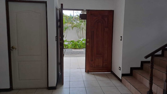 Amplia casa en San Ramón de Tres Ríos 5 dormitorios, jardínes en Tres Ríos, La Unión, Cartago — ₡ 450 000 000 - Foto 3 de 48
