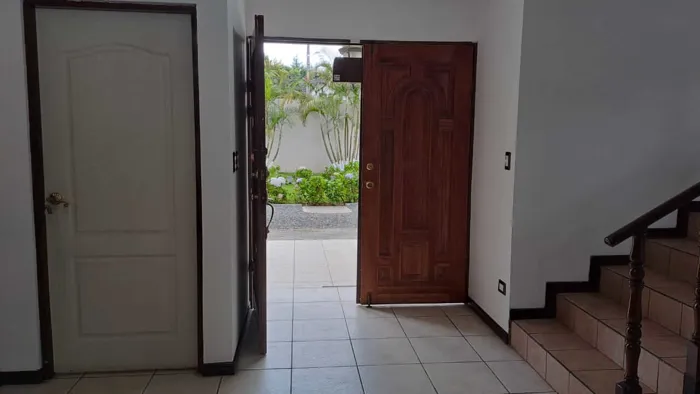 Amplia casa en San Ramón de Tres Ríos 5 dormitorios, jardínes en Tres Ríos, La Unión, Cartago — ₡ 450 000 000 - Foto 3 de 48