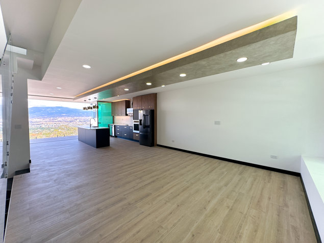 Venta de casa con vistas espectaculares en Escazú in Escazú, San José — $475,000 - Photo 2 of 17
