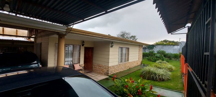 Casa en venta en Naranjo con 4 habitaciones 2 baños oficina y terraza in Palmitos, Naranjo, Alajuela — $150,000