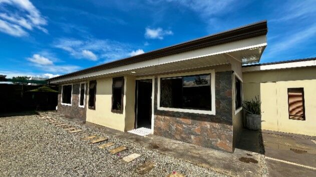 VENTA DE CASA MODERNA DE 163 M2 CON OFICINA INDEPENDIENTE EN PALMARES, PEREZ ZELEDON en Daniel Flores, Pérez Zeledón, San José — $160,000