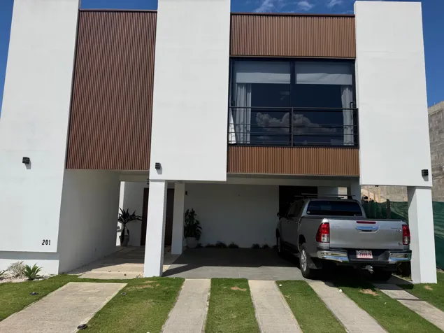 Modern Family Home for Sale in Condominio Residencial Las Mesetas en Atenas, Alajuela — $450,000 - Foto 2 de 35