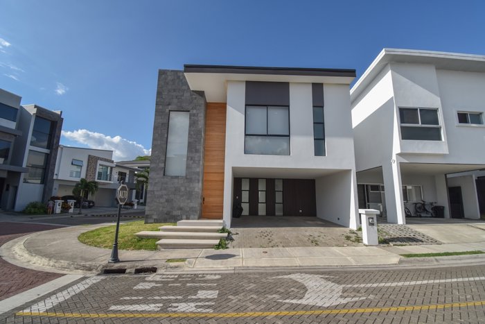 Casa Esquinera de 3 habitaciones en Santa Ana en Santa Ana, San José — $3,200