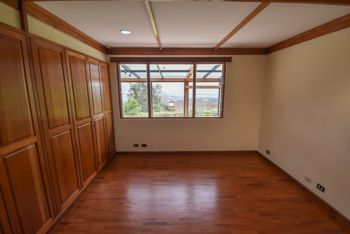Casa con 4 habitaciones con impresionante vista en San Antonio in San Antonio, Escazú, San José — $5,000 - Photo 5 of 27
