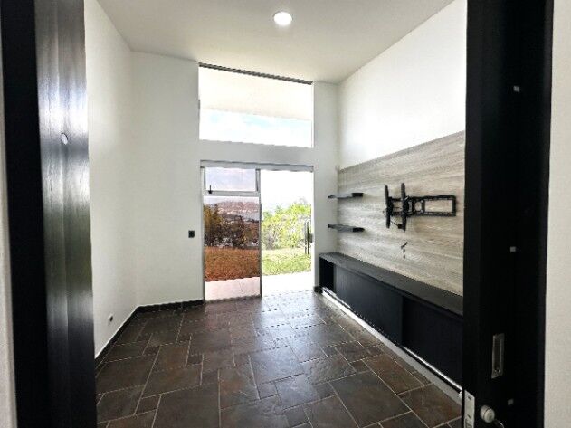 Casa Contemporánea en venta. Santa Ana – Naturaleza y diseño en armonía –Piscina y entorno protegido en Piedades, Santa Ana, San José — $575,000