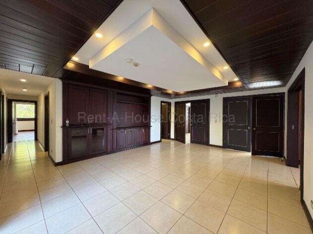 Alquiler Apartamento Amplio con Vista  en Escazú, San José — $3,000