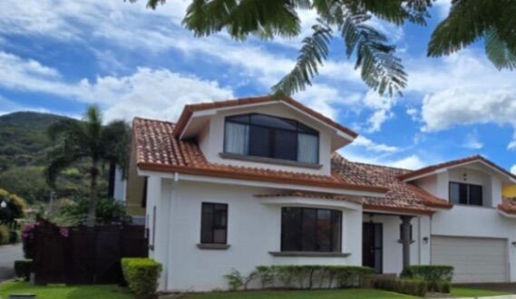 Casa en alquiler en exclusivo condominio, Santa Ana en Piedades, Santa Ana, San José — $2,300