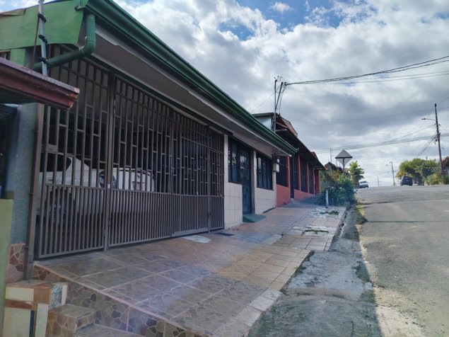 Venta de casa con local comercial en Pérez Zeledón in San Isidro De El General, Pérez Zeledón, San José — ₡ 75 000 000 - Photo 2 of 35