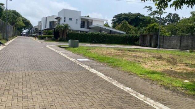 Lote en venta en Condominio Cima Real, La Guácima – 325 m² listos para construir in Guácima, Alajuela — $80,000