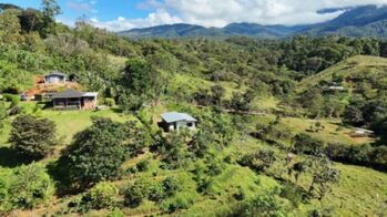 CABAÑA EN VENTA EN EL CORAZÓN DE SANTA ELENA en San Isidro De El General, Pérez Zeledón, San José — $80,000 - Foto 5 de 9