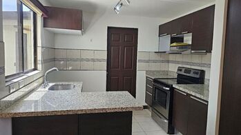 Venta de Casa en Moravia, San José. RAH 26-569 PRECIO REBAJADO en La Trinidad, Moravia, San José — $210,000 - Foto 4 de 6