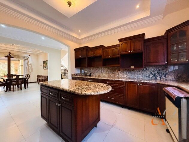 Residencia de Lujo con Vista Panorámica al Valle Central en Bosques de Altamonte  en Granadilla, Curridabat, San José — $670,000