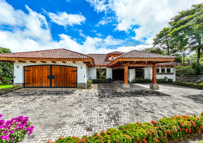 Lujo y Naturaleza en Santa Ana: Casa con Piscina y Casa de Huéspedes in Uruca, Santa Ana, San José — $1,400,000