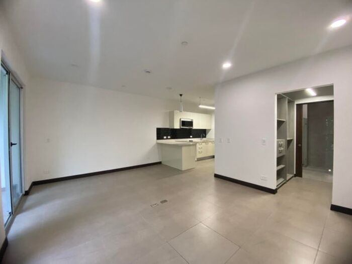 SE ALQUILA APARTAMENTO EN SANTA ANA EN CONDOMINIO in Santa Ana, San José — $1,000 - Photo 3 of 21