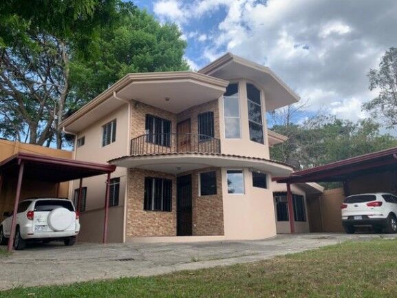 Se vende casa con amplio lote en Piedades Santa Ana 23-2896 en Piedades, Santa Ana, San José — ₡ 140 000 000