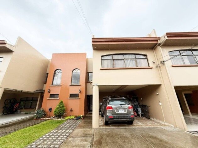 Se vende bellísima casa de dos plantas en condominio en Llorente de Tibás en Anselmo Llorente, Tibás, San José — ₡ 125 000 000