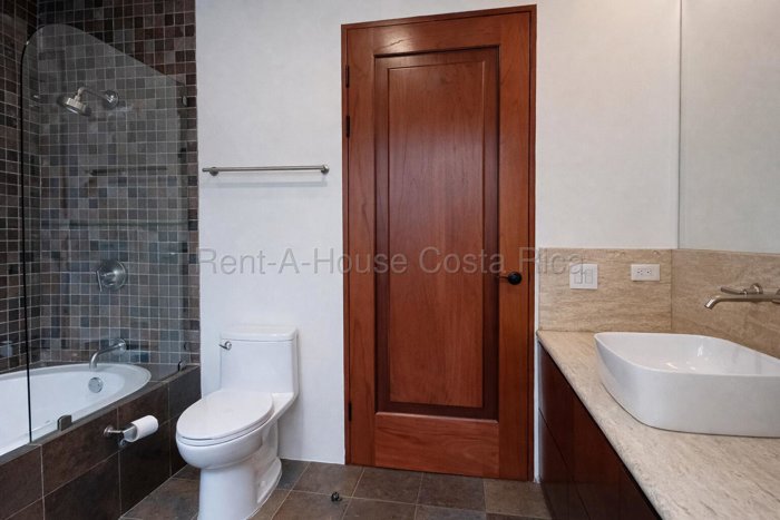 Venta de residencia de lujo con vistas al golf y lago en Granadilla #26-1500 GS en Granadilla, Curridabat, San José — $1,590,000 - Foto 3 de 9