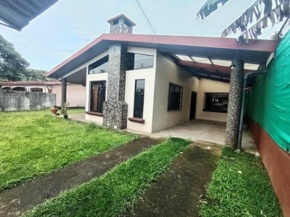 Se vende casa con amplio terreno en Tures de Heredia 26-616 in Tures, Santo Domingo, Heredia — ₡ 95 000 000