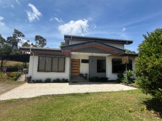 Las nubes de Angelina  en San Nicolás, Cartago — $460,000