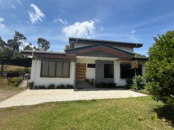 Las nubes de Angelina  en San Nicolás, Cartago — $460,000