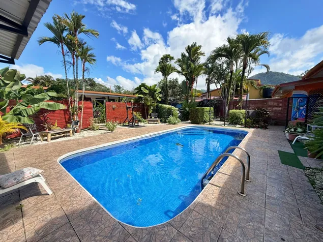 Venta de casa hostel c/piscina y gimnasio, Jacó, Garabito. (MV) in Jacó, Garabito, Puntarenas — $694,000