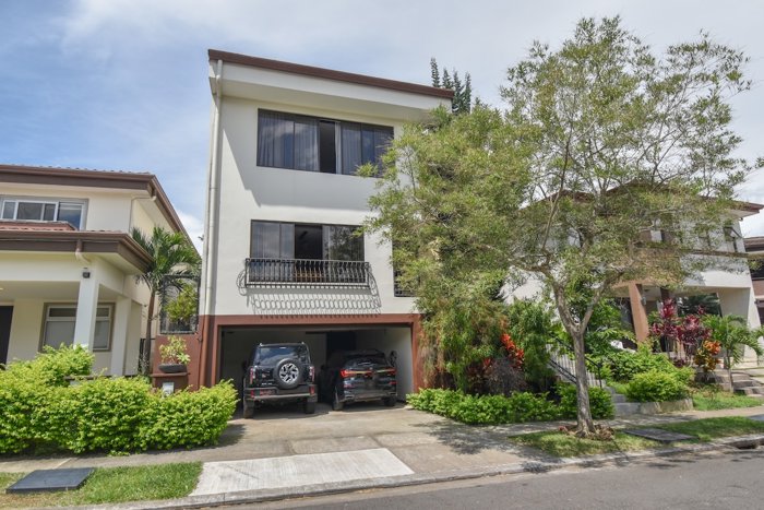 Casa de 3 Habitaciones + Oficina en Condominio Francosta en Ulloa, Heredia — $497,000