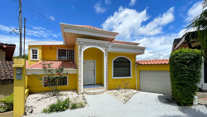 House for sale   in gated community Grecia in Mercedes, Atenas, Alajuela — $199,000