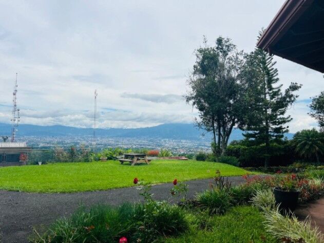 VENTA DE HERMOSA CASA CON AMPLIA ZONA VERDE EN SAN RAFAEL DE HEREDIA.  en Ángeles, San Rafael, Heredia — $500,000
