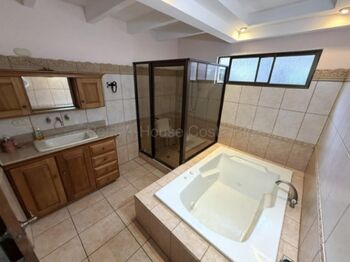 Venta de Casa de Lujo en ALTAMONTE-Curridabat. RAH 26-2159 en Granadilla, Curridabat, San José — $700,000 - Foto 5 de 20