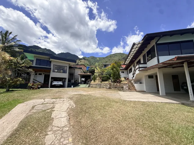 Hermosa Propiedad con dos casas y vista en San Antonio de Escazú en San Antonio, Escazú, San José — $2,050 - Foto 2 de 57