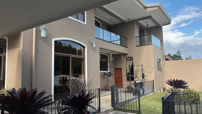 VENTA DE RESIDENCIA DE LUJO  EN VENTA EN SAN ISIDRO DE HEREDIA- 5 HABITACIONES en San José, San Isidro, Heredia — $630,000