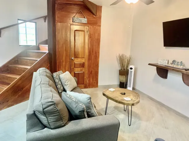 Casa renovada a corta distancia de Playa Tamarindo en Tamarindo, Santa Cruz, Guanacaste — $299,000 - Foto 3 de 11