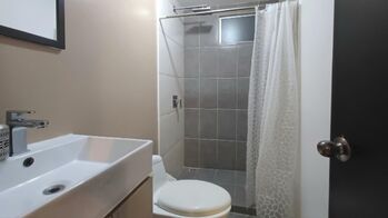 Alquilo apartamento amueblado en primer piso en Torres de Granadilla en Granadilla, Curridabat, San José — $1,190 - Foto 5 de 13
