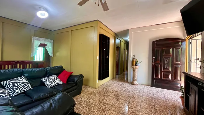 VENTA DE CASA DE 4 HABITACIONES CON ARBOLES FRUTALES EN EL HOYON, PEREZ ZELEDON en San Isidro De El General, Pérez Zeledón, San José — ₡ 47 000 000 - Foto 2 de 23