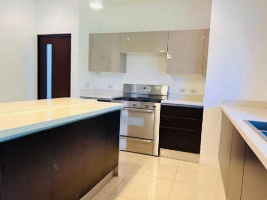 Se alquila moderna casa en Lomas del Valle, Santa Ana 26-203 en Pozos, Santa Ana, San José — $4,900