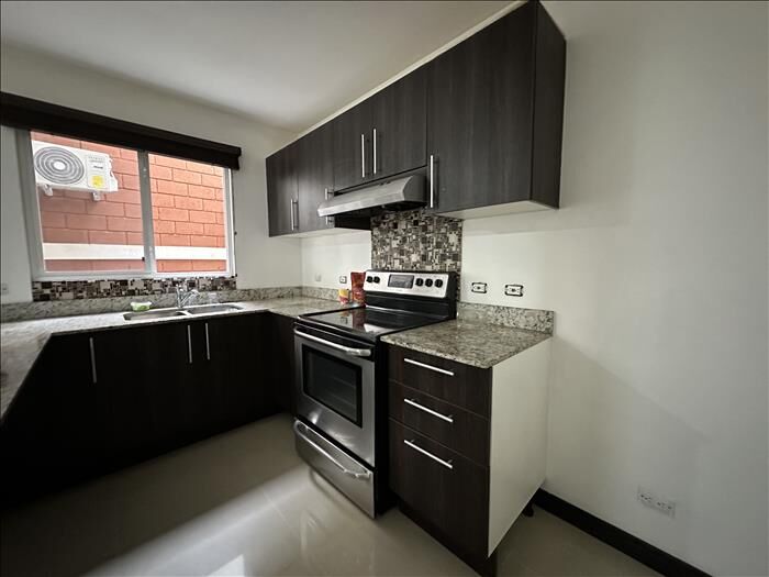 Alquiler de Apartamento en San Rafael de Alajuela en Pozos, Santa Ana, San José — $1,200