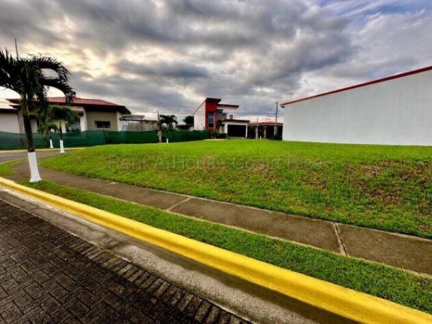 VENTA DE LOTE ESQUINERO EN CONDOMINIO LOMAS DEL BOSQUE, GRECIA ALAJUELA. en Puente De Piedra, Grecia, Alajuela — ₡ 86 400