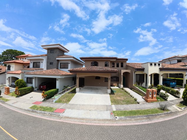 Se vende casa de lujo condominio Villangel santo domingo, Heredia en Ángeles, San Rafael, Heredia — ₡ 130 000 000