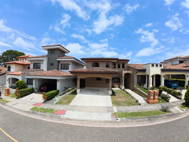 Se vende casa de lujo condominio Villangel santo domingo, Heredia in Ángeles, San Rafael, Heredia — ₡ 130 000 000