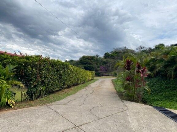 Se vende espaciosa casa con patio y piscina en Atenas Alajuela 25-1457 en Atenas, Alajuela — $350,000