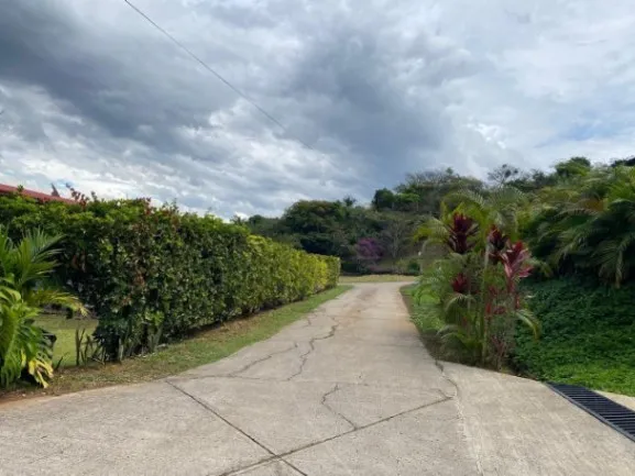 Se vende espaciosa casa con patio y piscina en Atenas Alajuela 25-1457 en Atenas, Alajuela — $350,000 - Foto 2 de 21