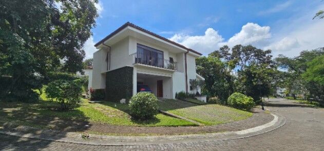 Alquiler | Casa contemporánea amueblada en condominio en Santa Ana #27-115 GS en Pozos, Santa Ana, San José — $3,700