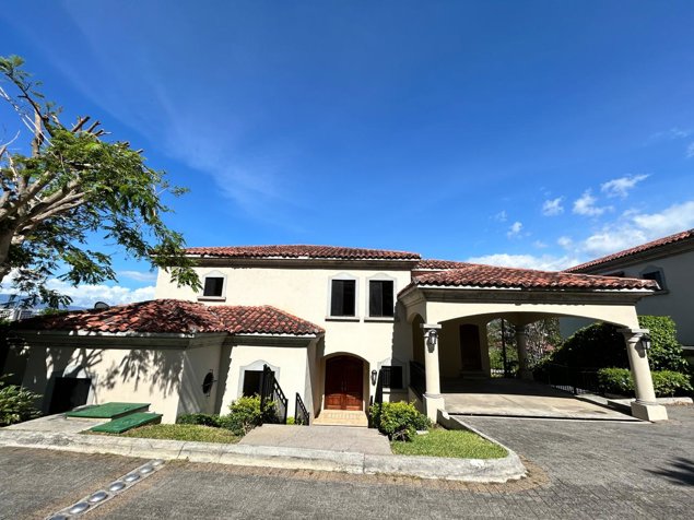 Cerro Alto, Guachipelín | Casa renovada de 381 m² en venta | Cod. 835 in Escazú, San José — $835,000