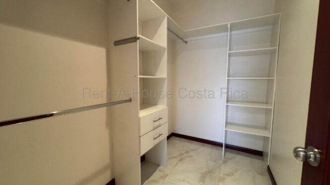 Alquiler de Apartamento AMUEBLADO en Escazú-San Rafael. RAH 27-32 en San Rafael, Escazú, San José — $2,500