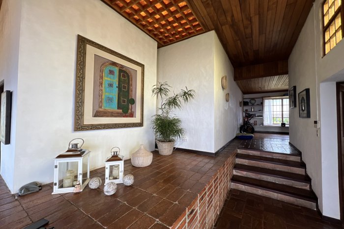 Venta de casa con espectacular vista por San Antonio Escazu in San Josecito, Alajuelita, San José — $689,000 - Photo 3 of 27